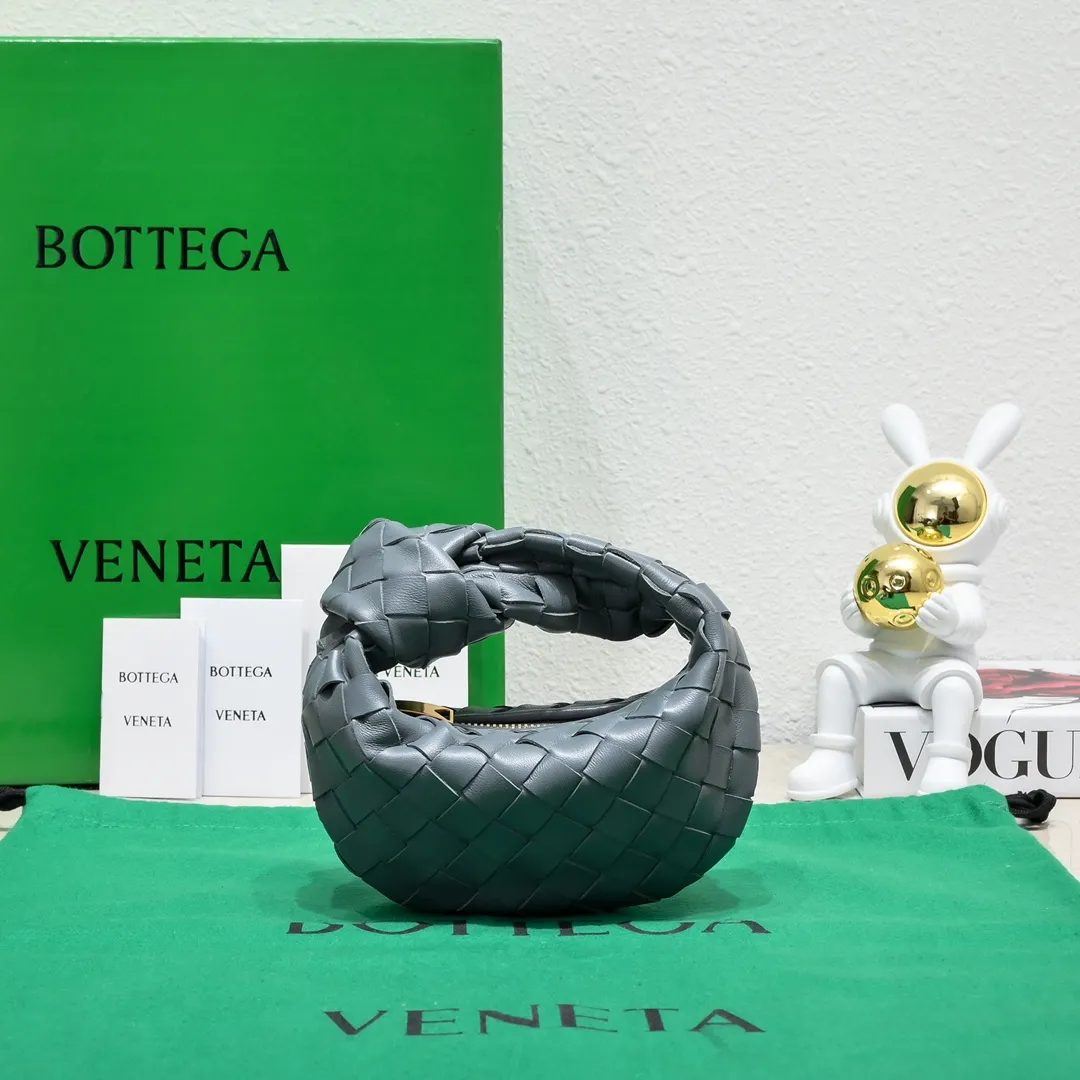 Batch 1080 BV super mini JODIE handbag, dumpling bag, woven knotted bag, simple, fashionable and super cute🍒Every color is high-end. It is a smaller version of the original mini version🤣It can only hold cuteness🍓🍓The upper body is fashionable and romantic. The fashionable bags created by Daniel Lee are really more and more favored by street experts. Style number: 6699-0# Size: 17*16*6.5